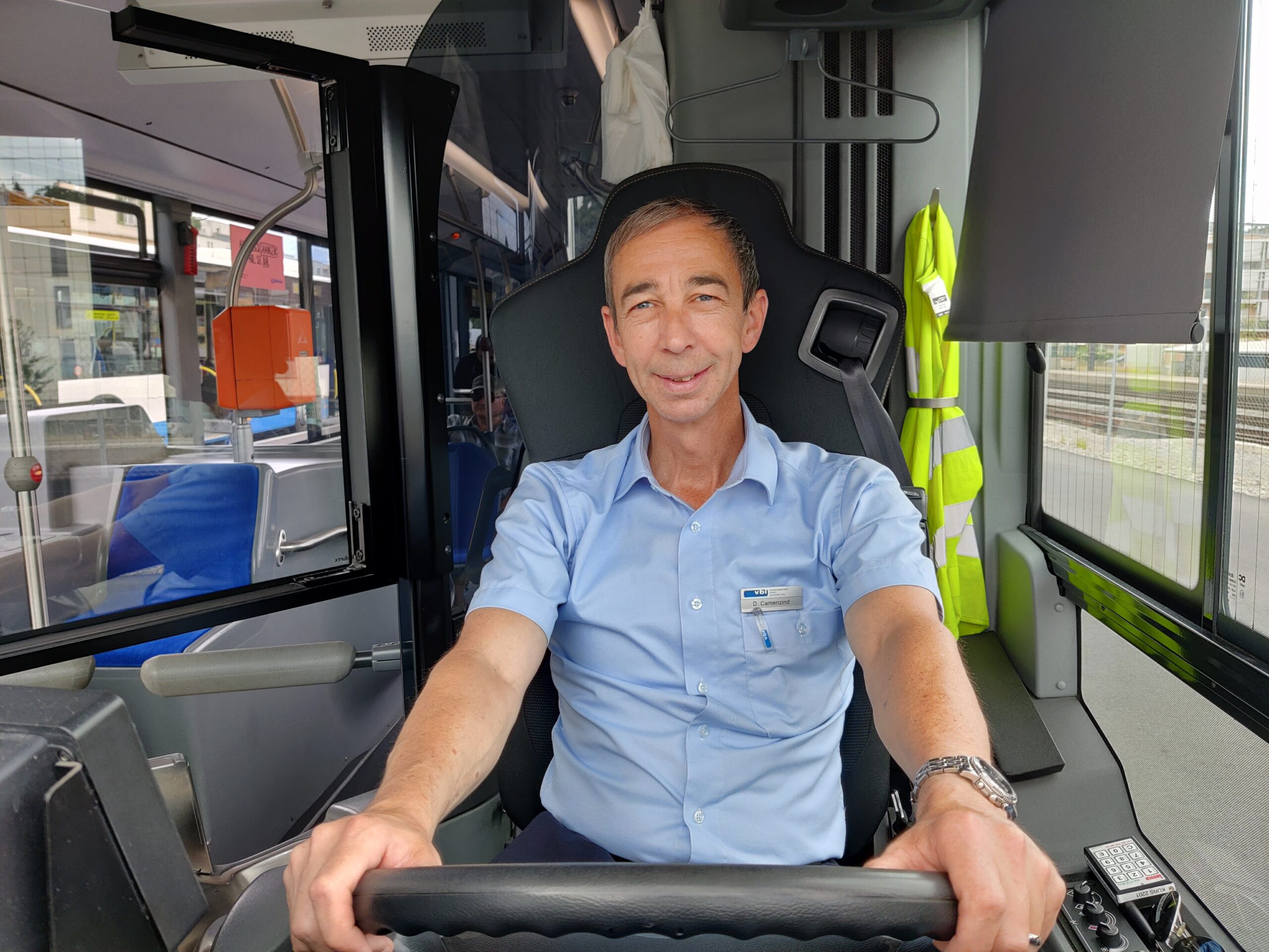 Monologe und ein Stinkefinger: Was ein Busfahrer erlebt